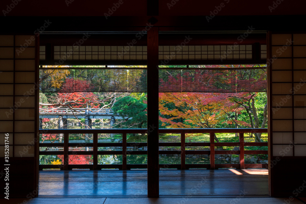 京都御苑の拾翠亭（しょうすいてい）と九條池 紅葉