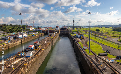 View of the ships in the Gatun Locks while passing through the Panamá Canal.