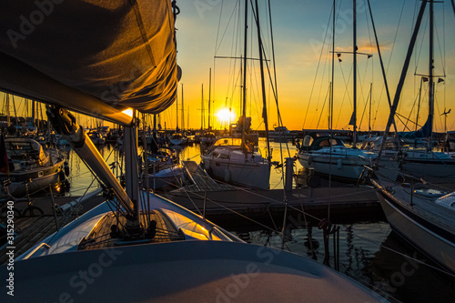 Fototapeta Naklejka Na Ścianę i Meble -  Sonnenuntergang im Yachthafen