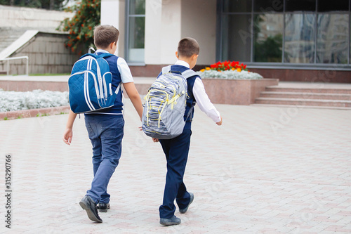 Children with backpacks go to school.