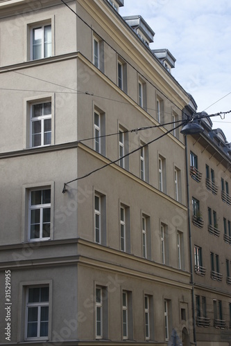 Building in the downtown of Vienna © Laiotz
