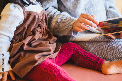 絵本を読む親子