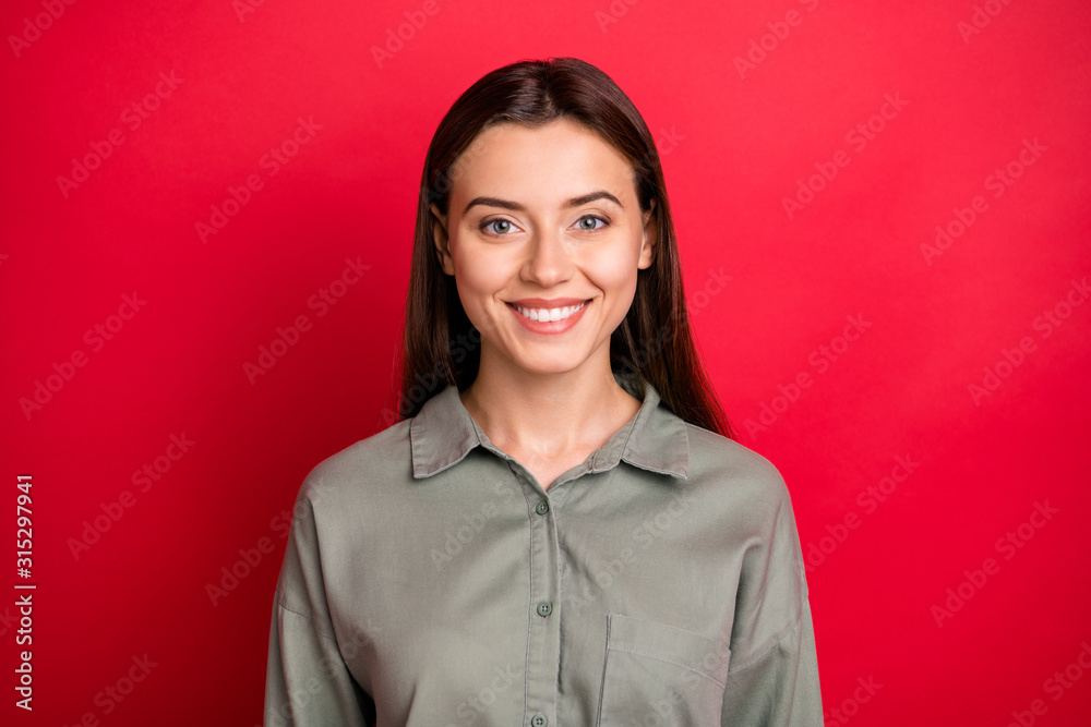 Close-up portrait of her she nice-looking attractive lovely lovable pretty cheerful cheery straight-haired girl wearing khaki shirt isolated over bright vivid shine vibrant red color background Close-up portrait of her she nice-looking attractive lovely lovable pretty cheerful cheery straight-haired girl wearing khaki shirt isolated over bright vivid shine vibrant red color background