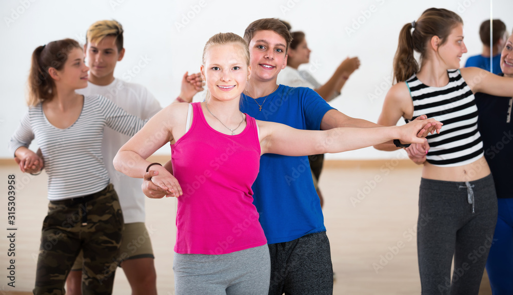 Obraz premium Smiling teenage couples dancing of partner dance