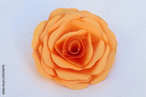 折り紙で作ったオレンジのバラの花