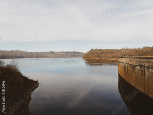 Fototapeta Naklejka Na Ścianę i Meble -  Vue sur le lac de Bort-les-Orgues depuis le haut du barrage