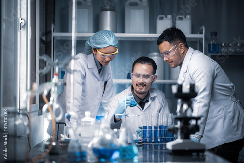 Health care researchers wor...