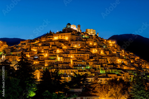 Quadro su tela Night view of Morano Calabro in the province of Cosenza, Calabria region, Italy