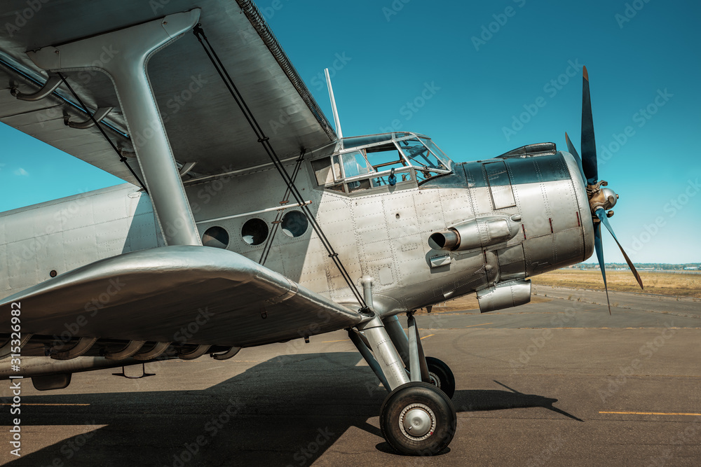 Naklejka premium historyczny dwupłatowiec na pasie startowym