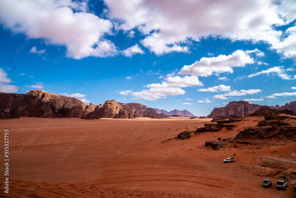 Fototapeta premium Panoramiczny widok na pustynię Wadi Rum w Jordanii