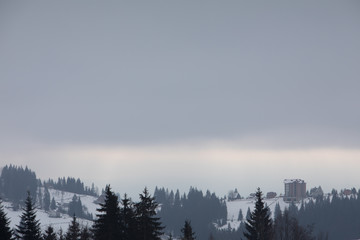 Keuken achterwand Mistig bos Besneeuwde bergtoppen in winterlandschap  © phpetrunina14