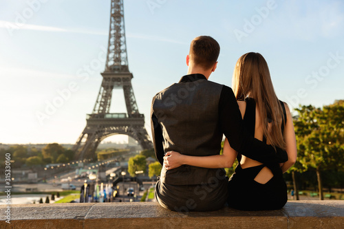 Photography Couple looking at Eiffel tower, romantic date in Paris
