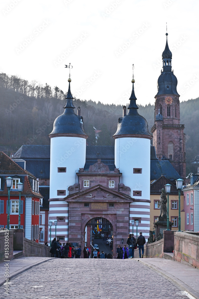 Obraz premium the gate at the end of the old bridge in Heidelberg, Germany