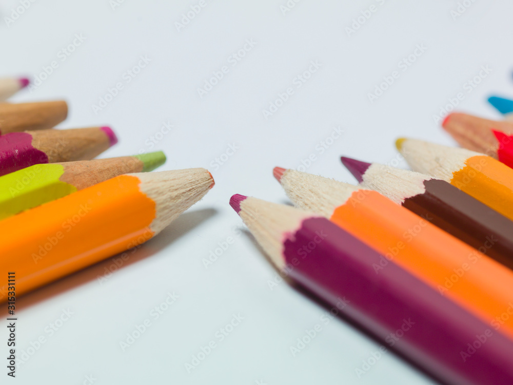 Naklejka premium various colors of pencils on a white background, copy space
