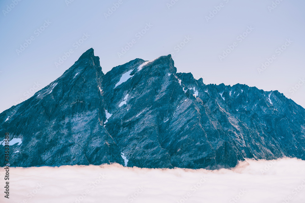 Φωτογραφία Hiking on the ridge of Romsdalseggen in Norway