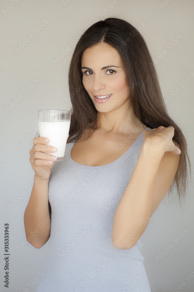 Ragazza tiene bicchiere di latte Ragazza tiene bicchiere di latte
