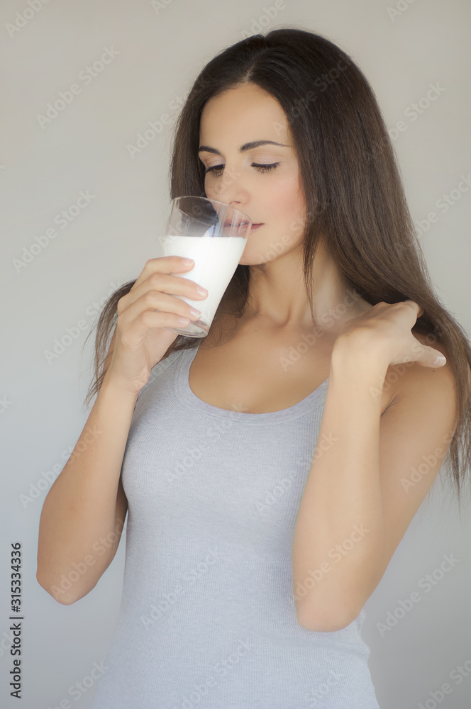 Ragazza beve bicchiere di latte Ragazza beve bicchiere di latte
