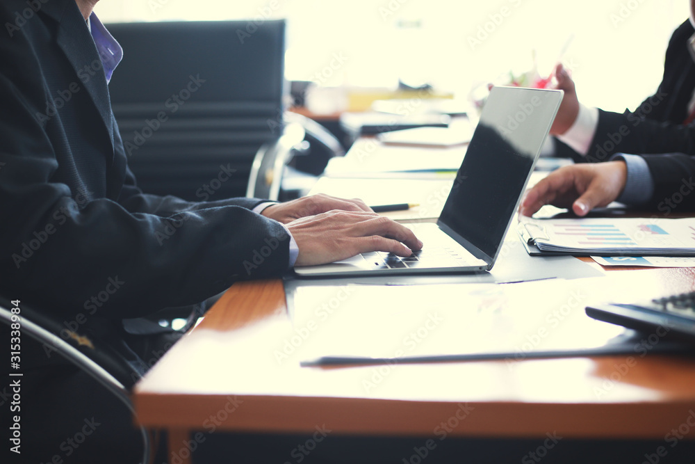 Business managers are analyzing and presenting results to the team to plan future work. Business managers are analyzing and presenting results to the team to plan future work.