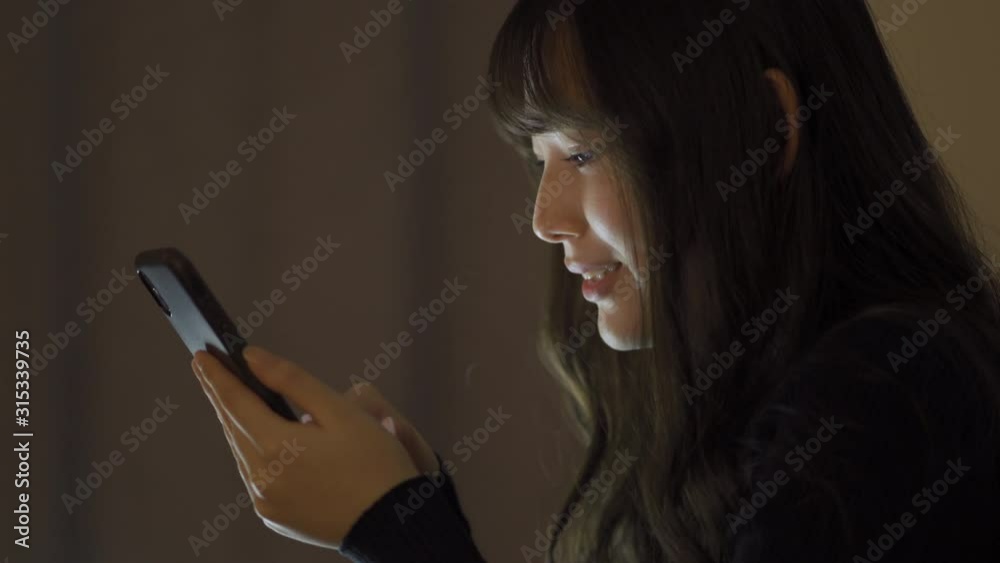 スマートフォンを操作している女性 スマートフォンを操作している女性