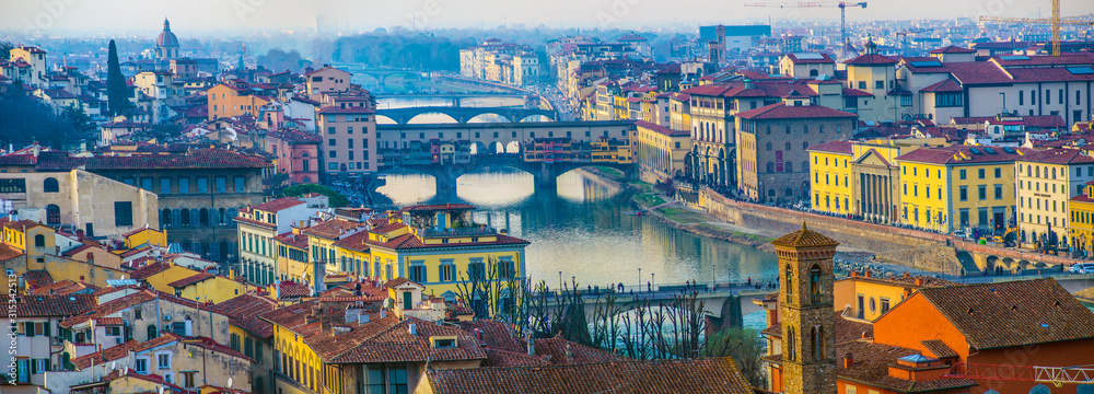 Fototapeta premium Florence Ponte Vecchio Bridge i City Skyline we Włoszech. Florencja jest stolicą regionu Toskanii w środkowych Włoszech. Florence Ponte Vecchio Bridge i City Skyline we Włoszech.