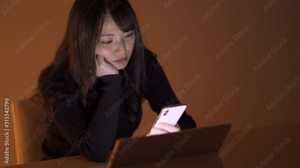 スマートフォンを操作している女性 スマートフォンを操作している女性