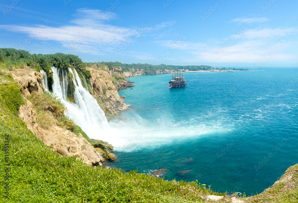 Fototapeta premium Wodospad Duden w Antalya, Turcja - natura podróży tło