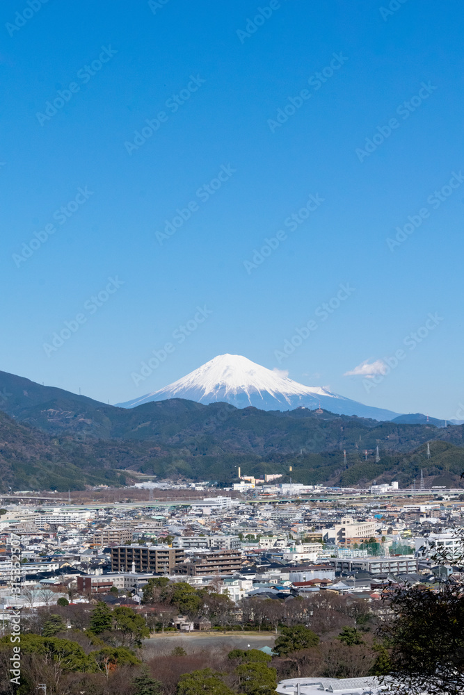 雪の富士山　静岡市　市街地　城北公園を望む