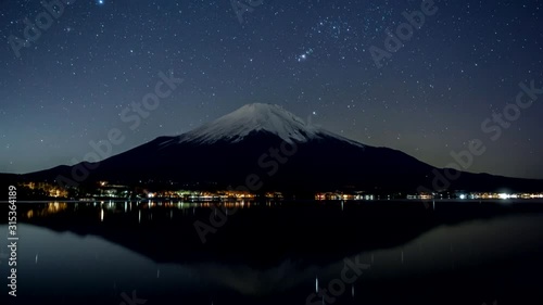 山中湖の水面に映る富士山と冬の星空Timelapse-DFズーム版