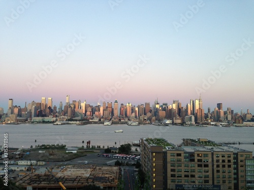Paisagem dos arranha-céus dos prédios de Manhattan no fim de tarde com rio Hudson photo