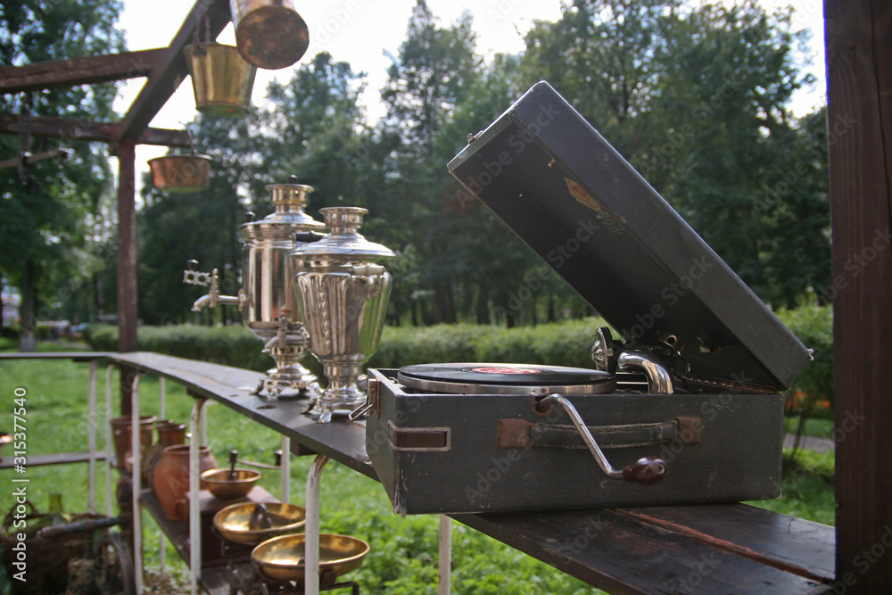 Gramophone and Russian samovars at a flea market.