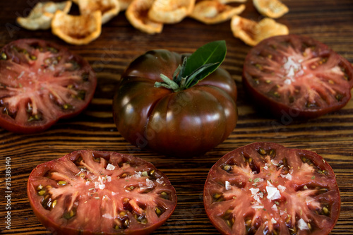 black cherry, schwarze tomate mit tomatenscheiben und tomaten humus chips