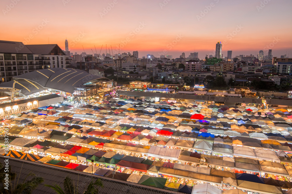Obraz premium THAILAND BANGKOK RATCHADA NIGHT MARKET