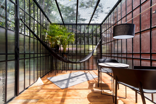 Canvas-taulu Modern sunroom with a hammock and some plants