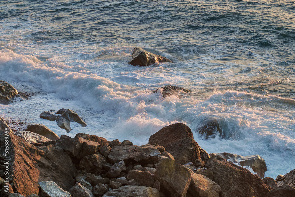 Obraz premium Stormy sea waves crashing against a rocky shore
