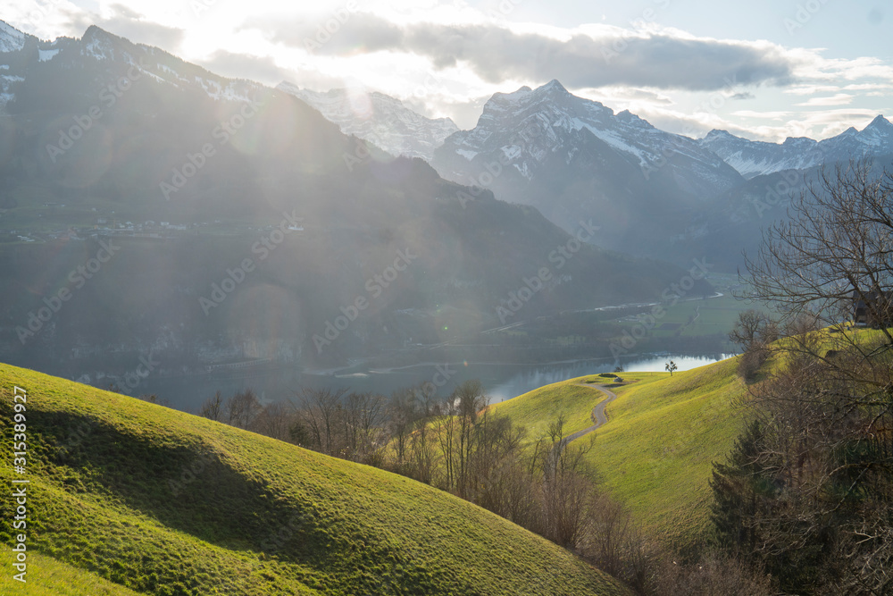 Fototapeta premium Aussicht auf dem Walensee im Spätherbst