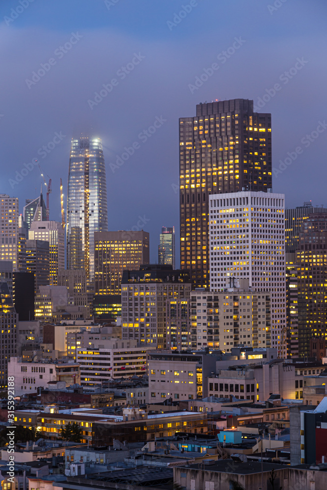 Naklejka premium zmierzch nad centrum San Francisco i dzielnicą finansową z Russian Hill w Kalifornii w USA