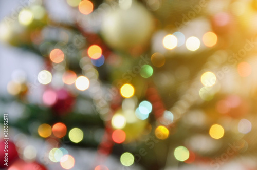 Festive christmas background. Garland lights on the Christmas tree. Blur, out of focus © Александр Байдук