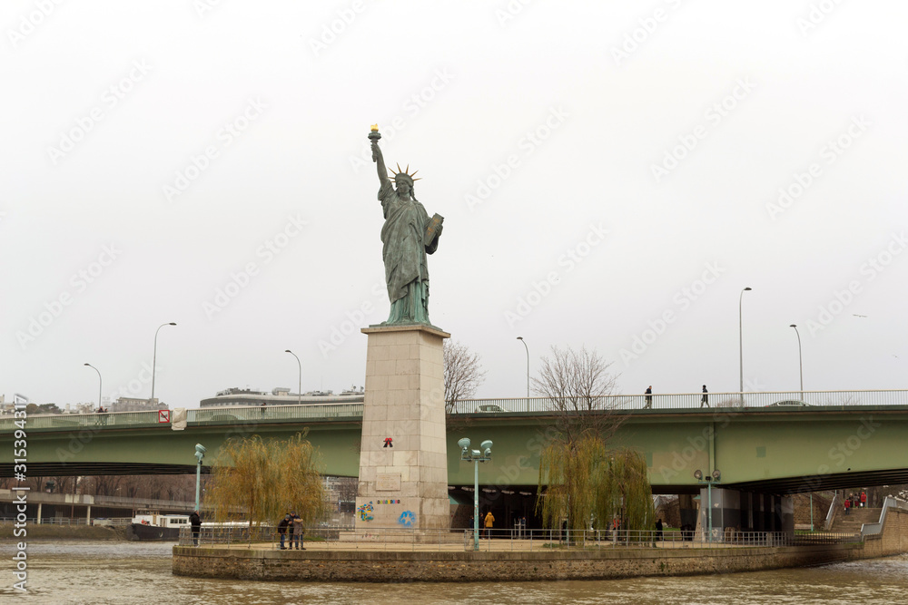 Fototapeta premium PARYŻ, FRANCJA - Statua Wolności
