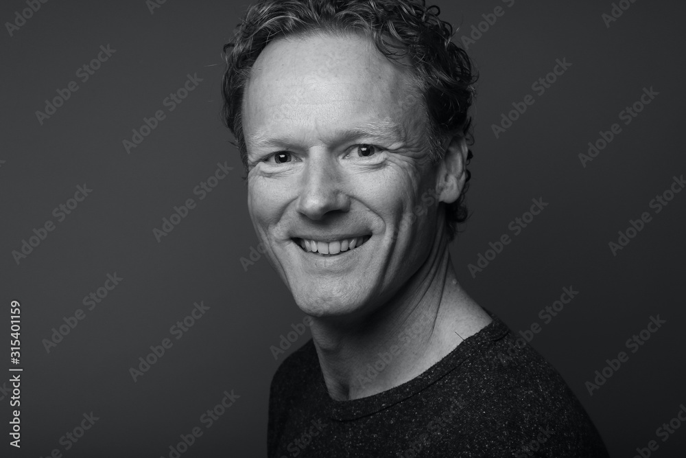 Obraz premium Beautiful man in front of a background