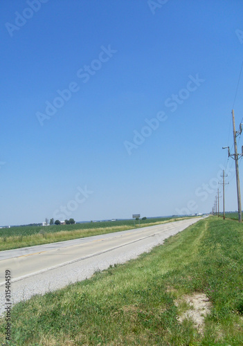 Einsame Straße mit Strommasten in Amerika © Virginia