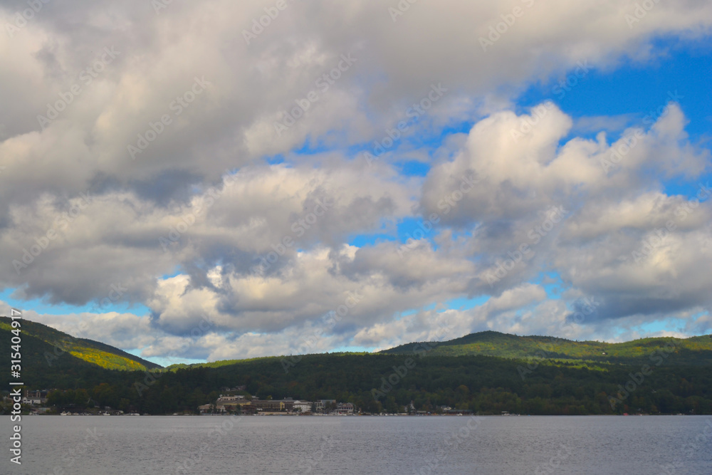 Blick über Lake George mit Wolkenverhangenem Himmel / View over Lake George