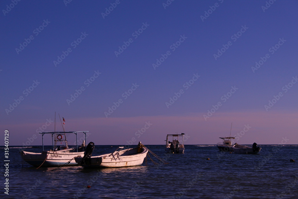 botes en el mar botes en el mar