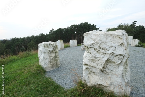 16 white marble stones lie in a circle. It is the remains of the Harald tower that were built in 1896 as a destination and commemorating the battle in Hafrsfjord.