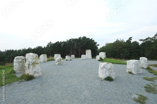 16 white marble stones lie in a circle. It is the remains of the Harald tower that were built in 1896 as a destination and commemorating the battle in Hafrsfjord.