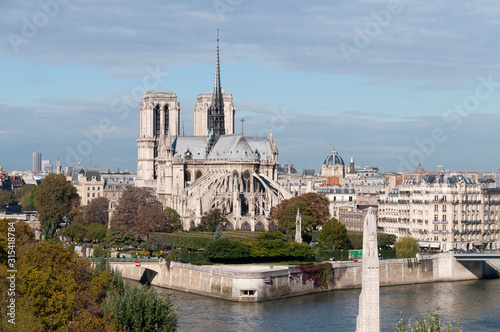 France. Paris. Vue de la cathédrale Notre Dame de Paris sur l'île de la Cité et de la Seine. France. Paris. View of Notre Dame de Paris cathedral on the Ile de la Cité and the Seine.