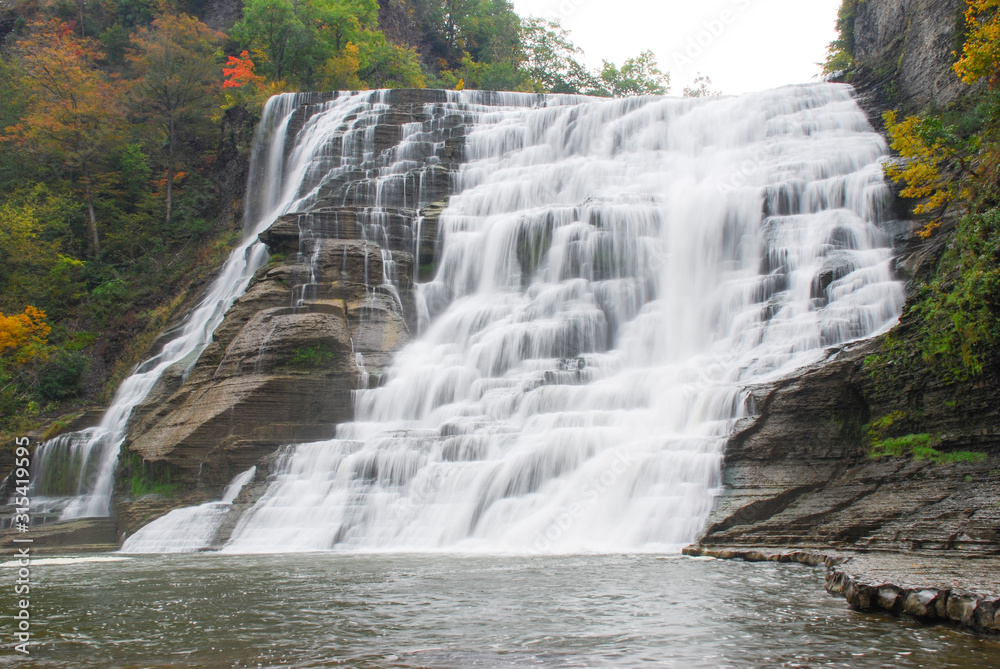Fototapeta premium New England cascaiding waterfall