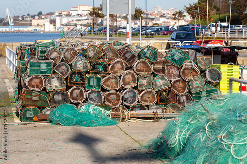 Fototapeta Naklejka Na Ścianę i Meble -  Nasas y redes en puerto pesquero