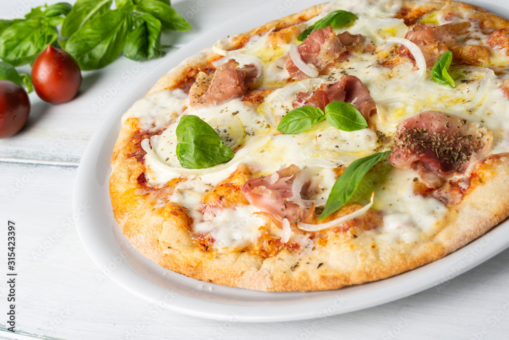 Pizza con prosciutto cotto, mozzarella, pomodoro e basilico Pizza con prosciutto cotto, mozzarella, pomodoro e basilico