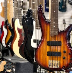 Fotobehang Muziekwinkel Rij elektrische gitaren in winkel  © Lori