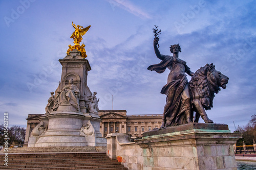 UK, England, London, Low angle view of Victoria Memorial at dawn photo